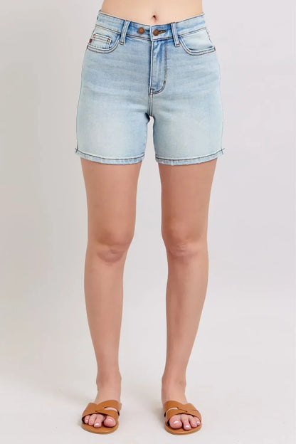 Light wash denim shorts with front pockets, high waist and casual fit, modeled on a woman
