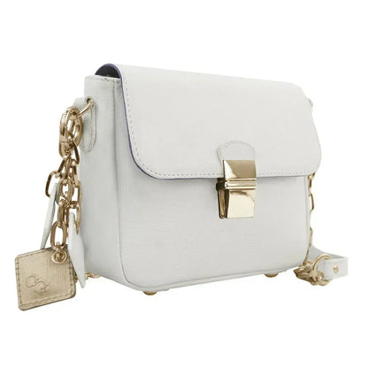 Small white leather handbag with gold chain strap and clasp, modern and minimalist design